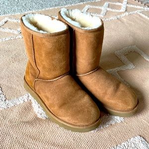 (Worn once!) UGG Classic Short Boots Chestnut Size 8 Australian Made